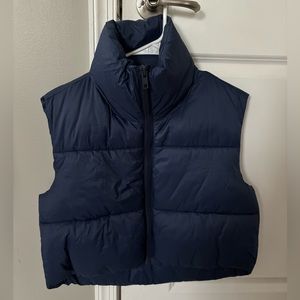 Cropped navy blue puffer vest